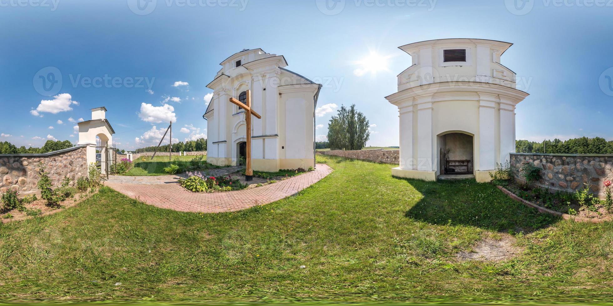panorama hdri esférico completo de 360 grados en el patio cerca de una pequeña iglesia católica en proyección equirectangular con cenit y nadir, contenido vr foto