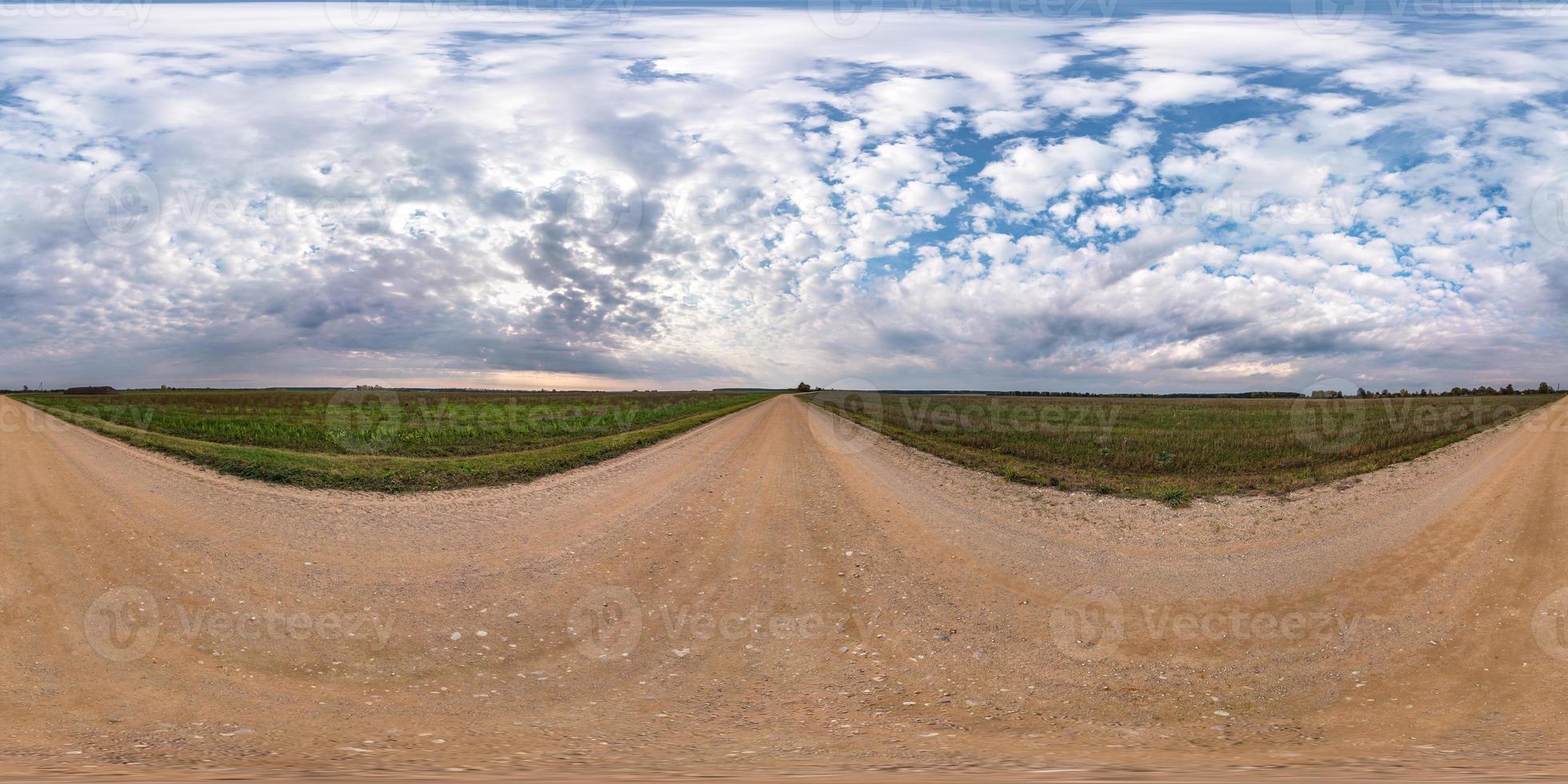 panorama hdri esférico completo sin costuras vista en ángulo de 360 grados en camino de grava entre campos en el día de otoño con hermosas nubes en proyección equirectangular, listo para contenido de realidad virtual vr ar foto