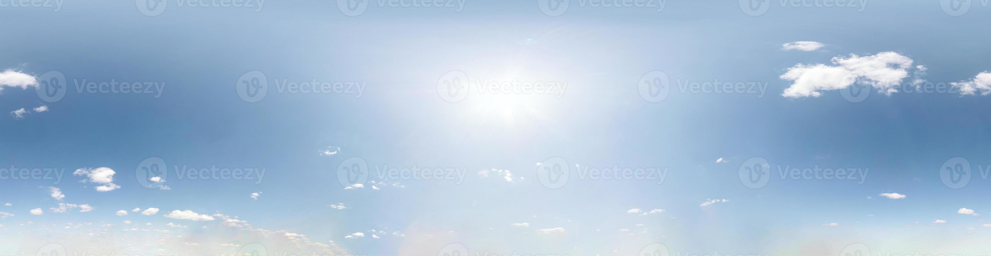 cielo azul claro con sol abrasador. vista de ángulo de 360 grados de hdri sin costuras con cenit para usar en gráficos 3d o desarrollo de juegos como cúpula del cielo o editar toma de drones foto