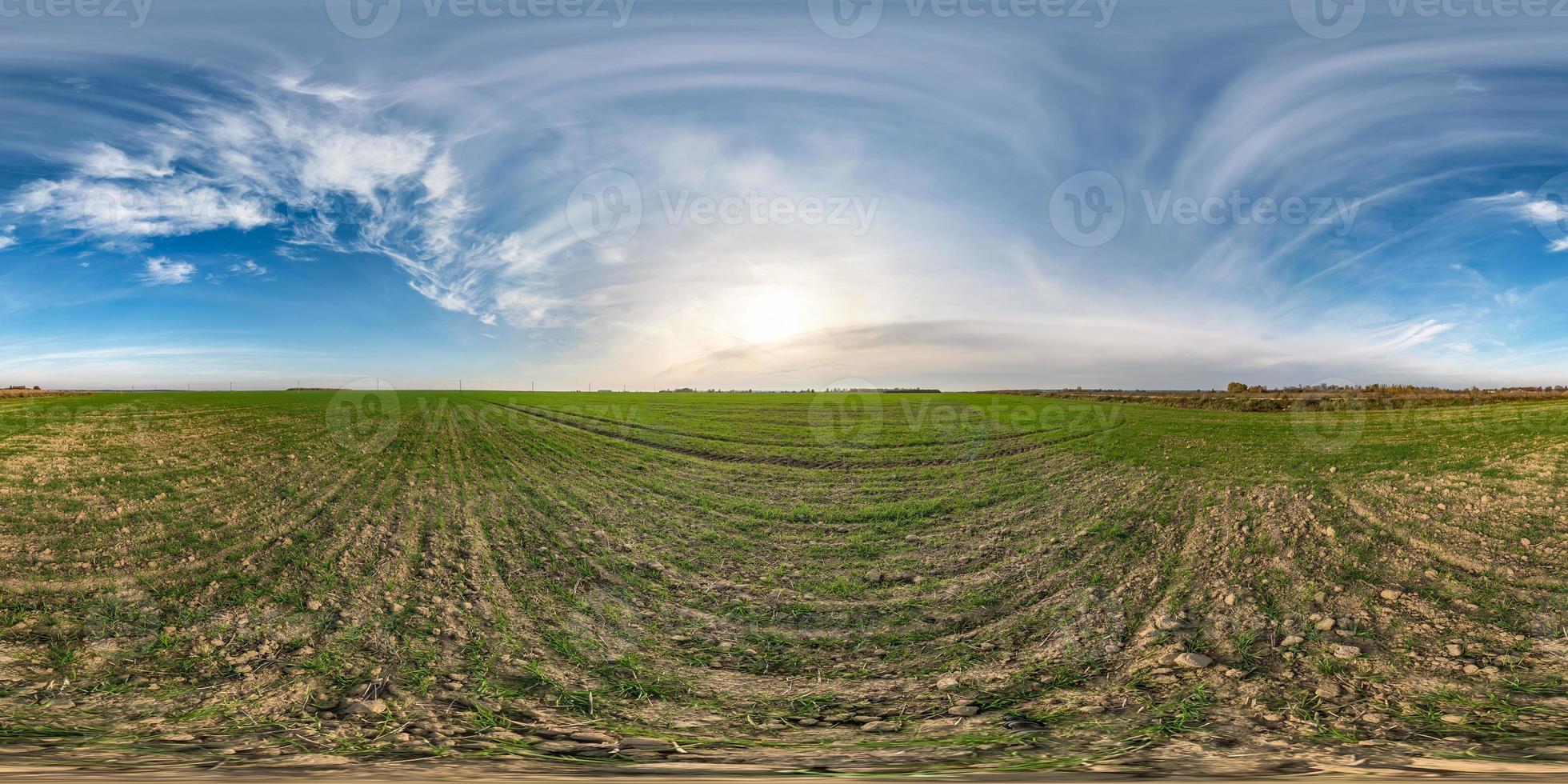 vista de ángulo de 360 grados de panorama hdri esférico completo sin costuras entre campos en un día soleado de otoño con impresionantes nubes en proyección equirectangular con cenit y nadir, listo para realidad virtual vr ar foto