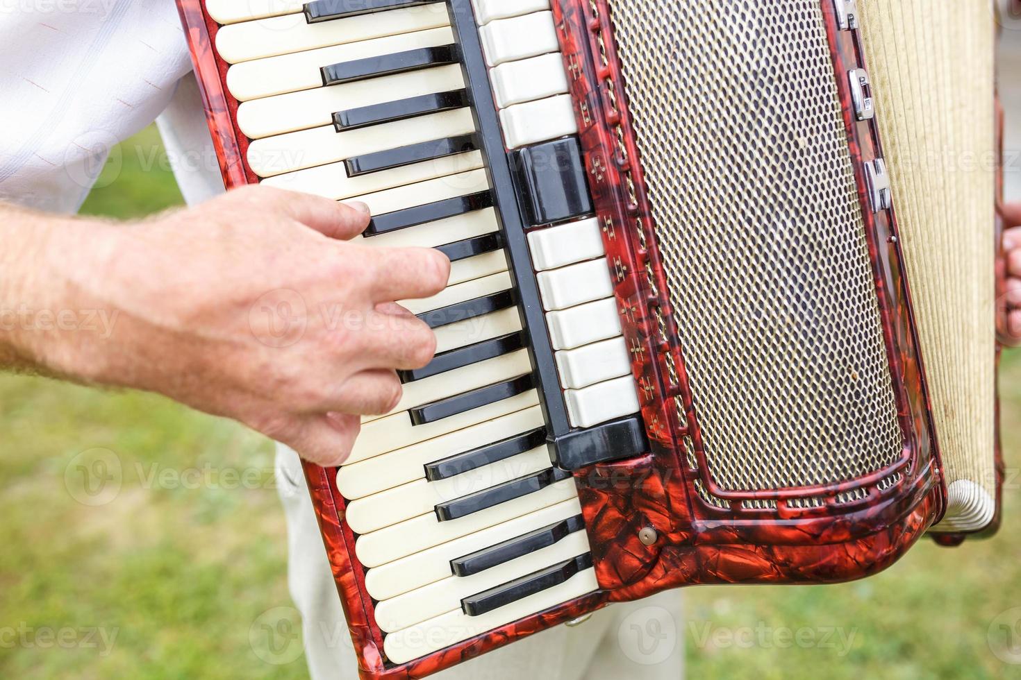 músico callejero tocando el acordeón foto