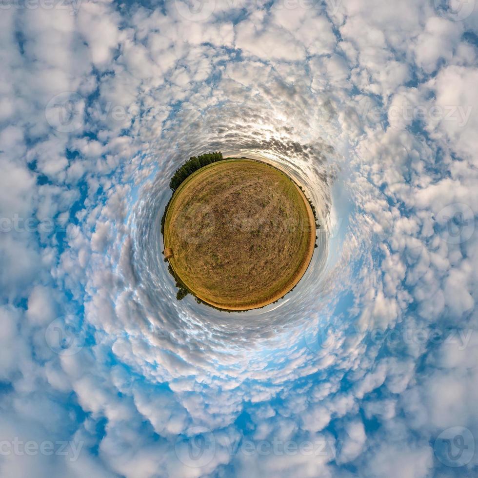 pequeño planeta transformación de panorama esférico 360 grados. vista aérea abstracta esférica en el campo con impresionantes nubes hermosas. curvatura del espacio. foto