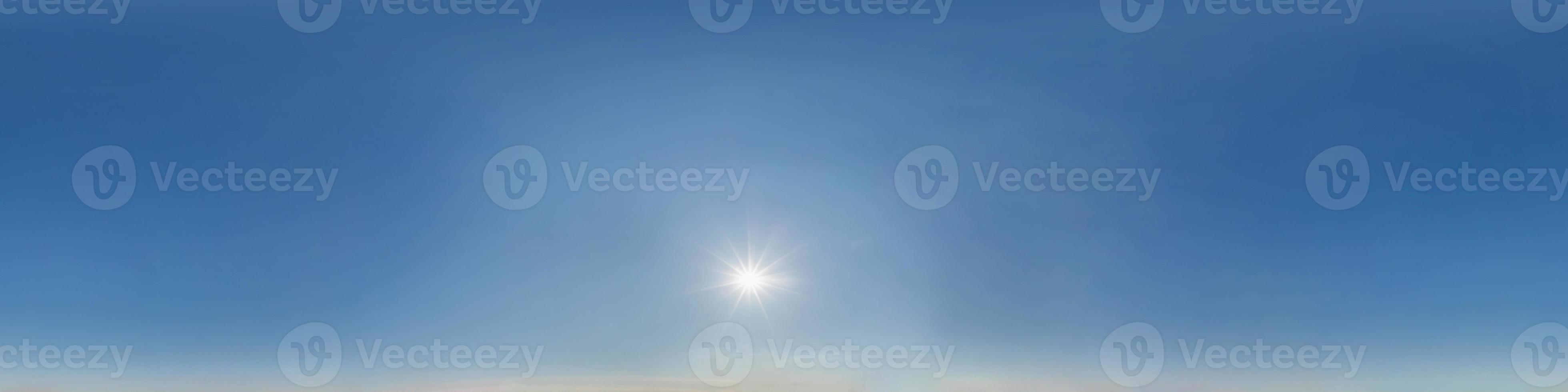 cielo azul claro con sol abrasador. vista de ángulo de 360 grados de hdri sin costuras con cenit para usar en gráficos 3d o desarrollo de juegos como cúpula del cielo o editar toma de drones foto