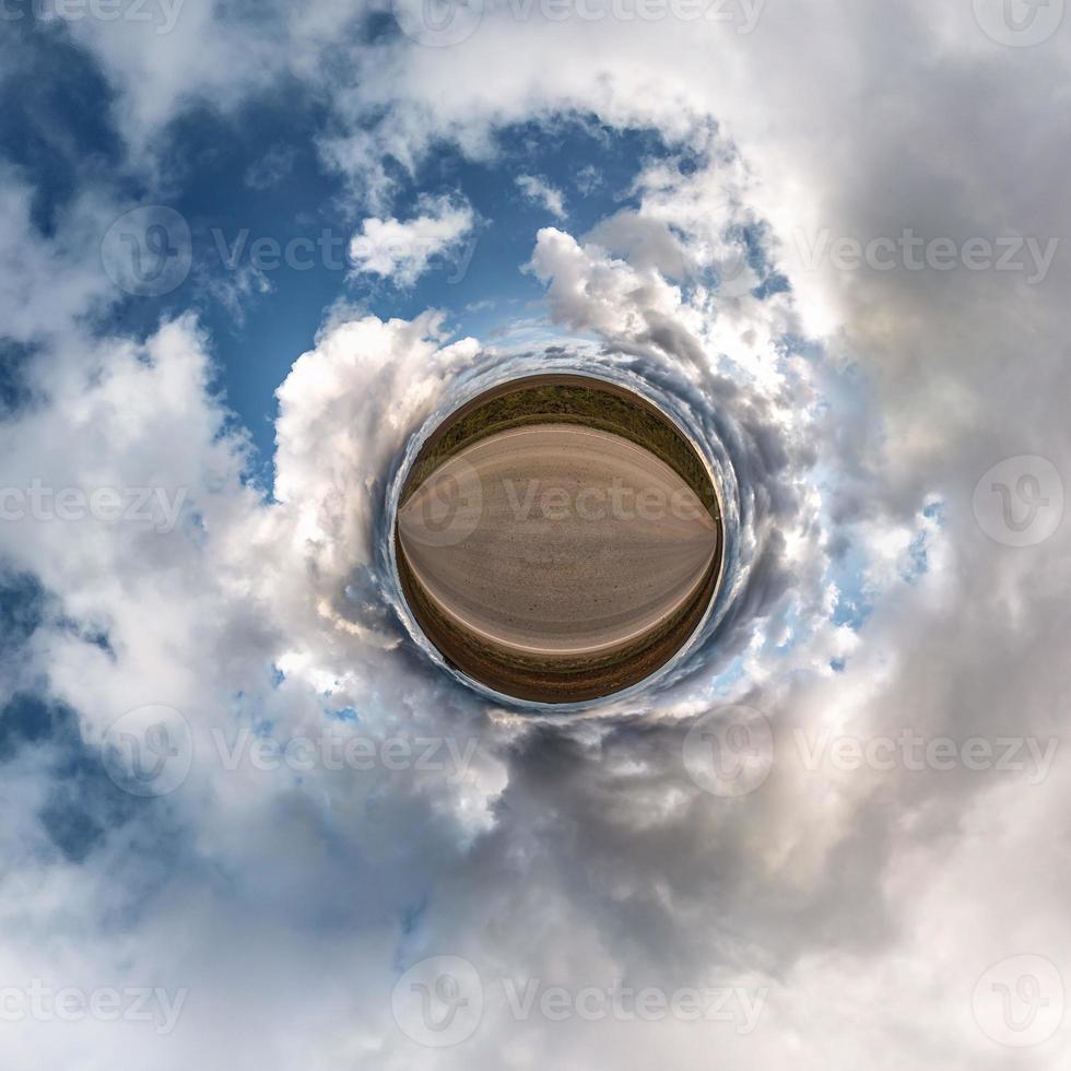 pequeño planeta transformación de panorama esférico 360 grados. vista aérea abstracta esférica en el campo con impresionantes nubes hermosas. curvatura del espacio. foto