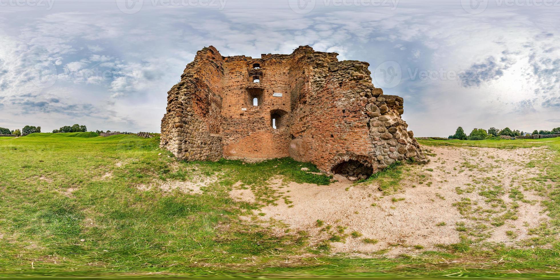 panorama hdri esférico transparente vista en ángulo de 360 grados cerca de la pared del castillo en ruinas del gran ducado de lituania en proyección equirectangular con cenit y nadir, listo para contenido de realidad virtual vr foto