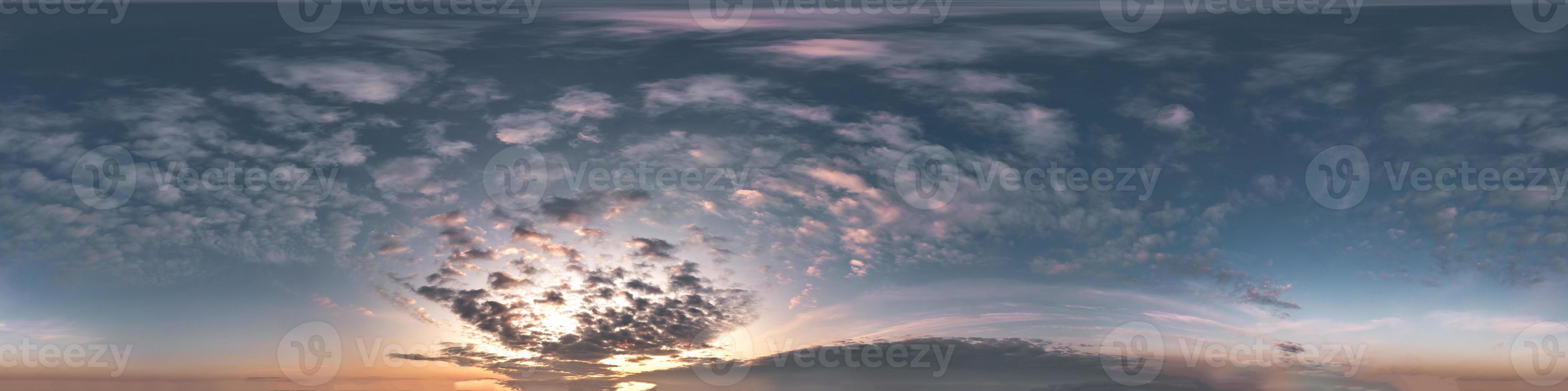 cielo azul oscuro antes del atardecer con hermosas nubes impresionantes. vista de ángulo de 360 grados de hdri sin costuras con cenit para usar en gráficos 3d o desarrollo de juegos como cúpula del cielo o editar toma de drones foto