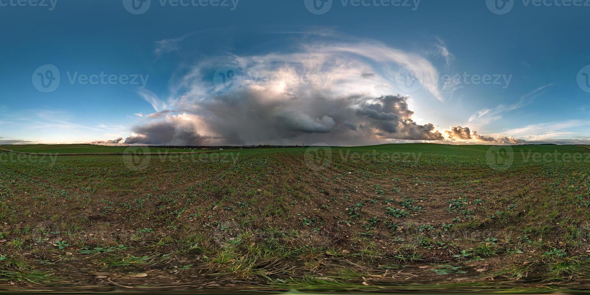 vista de ángulo de 360 grados de panorama hdr esférico completo sin fisuras entre campos con impresionantes nubes negras antes de la tormenta en proyección equirectangular, vr ar contenido de realidad virtual con cenit foto