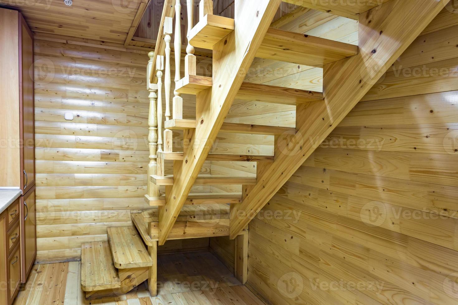 escaleras de madera en casa de vacaciones. hogar ecológico foto