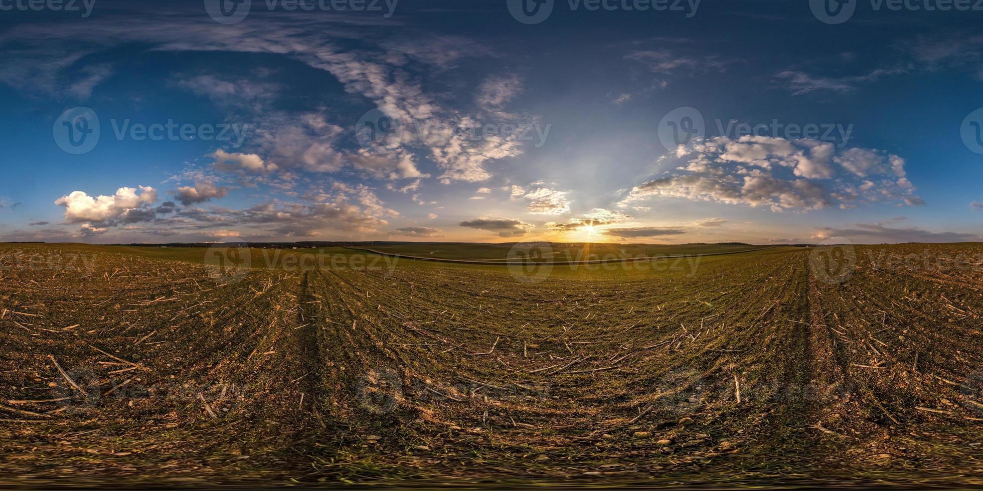 vista de ángulo de 360 grados de panorama hdri esférico completo sin costuras entre campos en la puesta de sol de la tarde con impresionantes nubes rojas rosas azules en proyección equirectangular, listo para realidad virtual vr ar foto