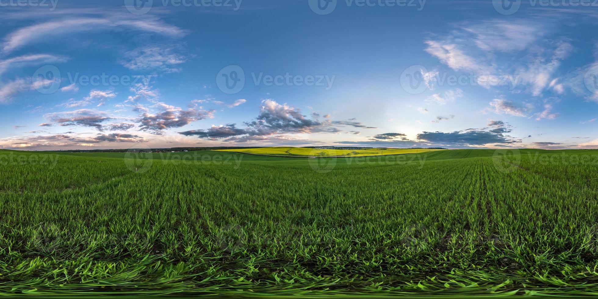 panorama hdri esférico completo sin costuras vista en ángulo de 360 grados entre campos verdes por la noche con nubes impresionantes en proyección equirectangular, listo para contenido de realidad virtual vr foto