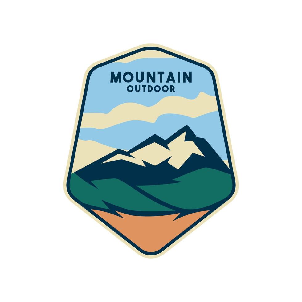 diseño de logotipo de insignia de montaña al aire libre vector