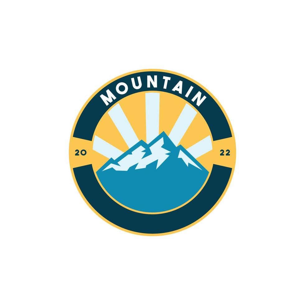 diseño de logotipo de insignia de montaña al aire libre vector