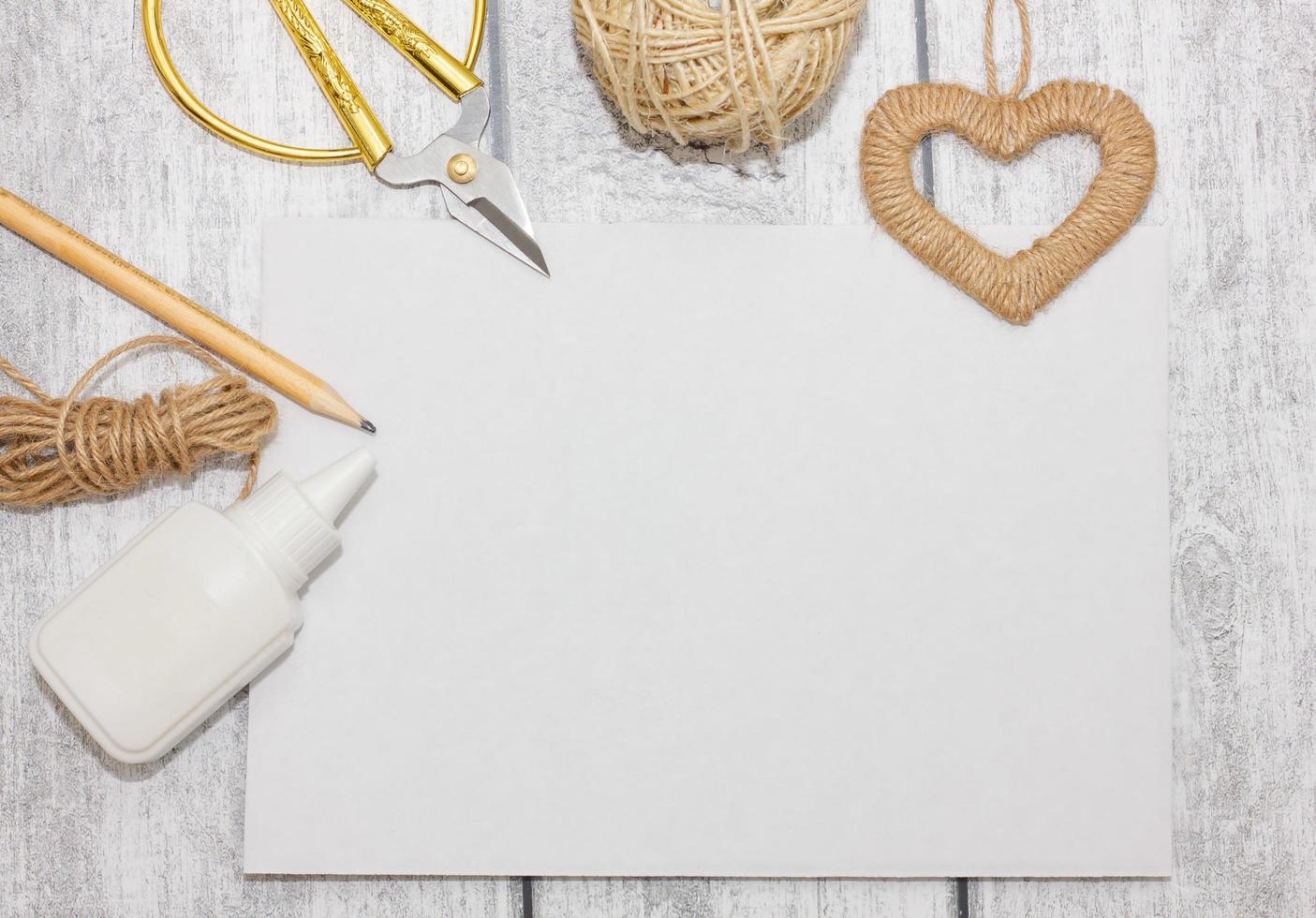 hacer un corazón con cuerda de yute para la fiesta del día de san valentín. el concepto de regalos, actividades con niños. foto