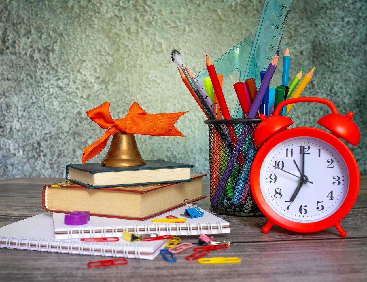 establecido para el alumno. a primera clase. concepto de educación reloj despertador recordatorio de clase foto