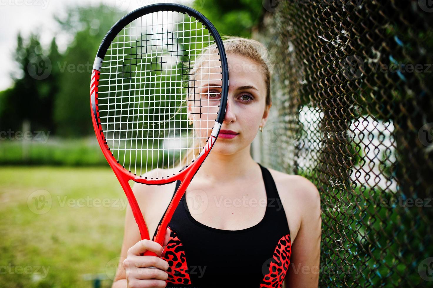 bella deportista mujer tenista con raqueta en traje de ropa deportiva. foto