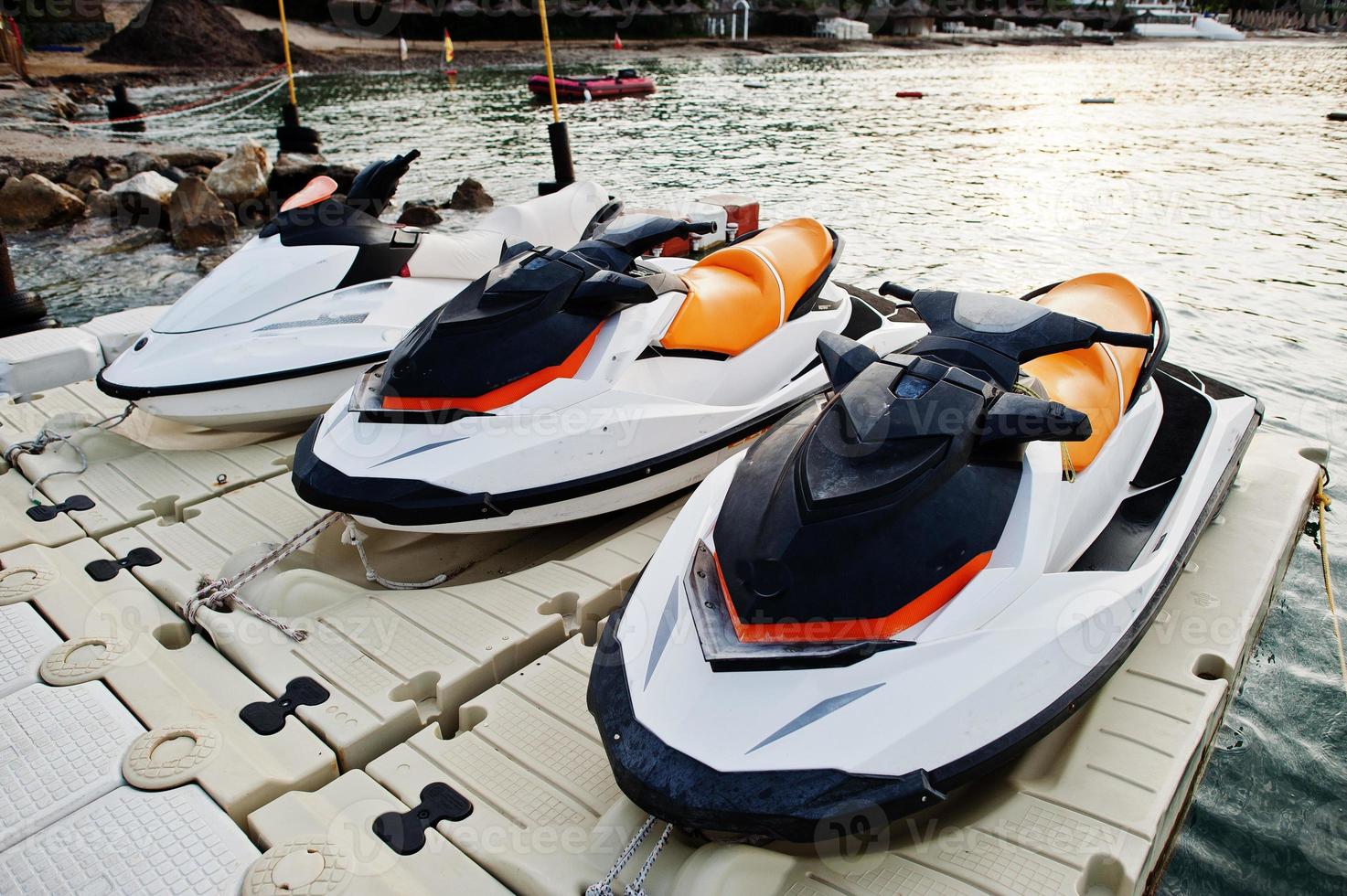 tres jet ski en un tranquilo mar azul de bodrum, turquía. foto