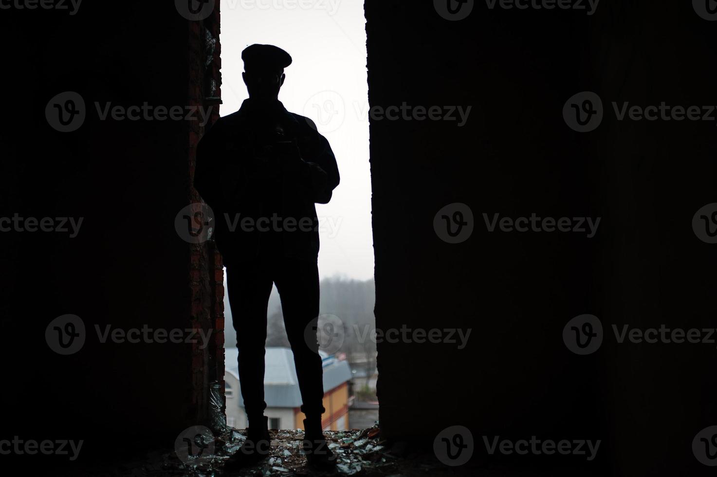 silueta del hombre en la fábrica de ladrillos abandonada. foto