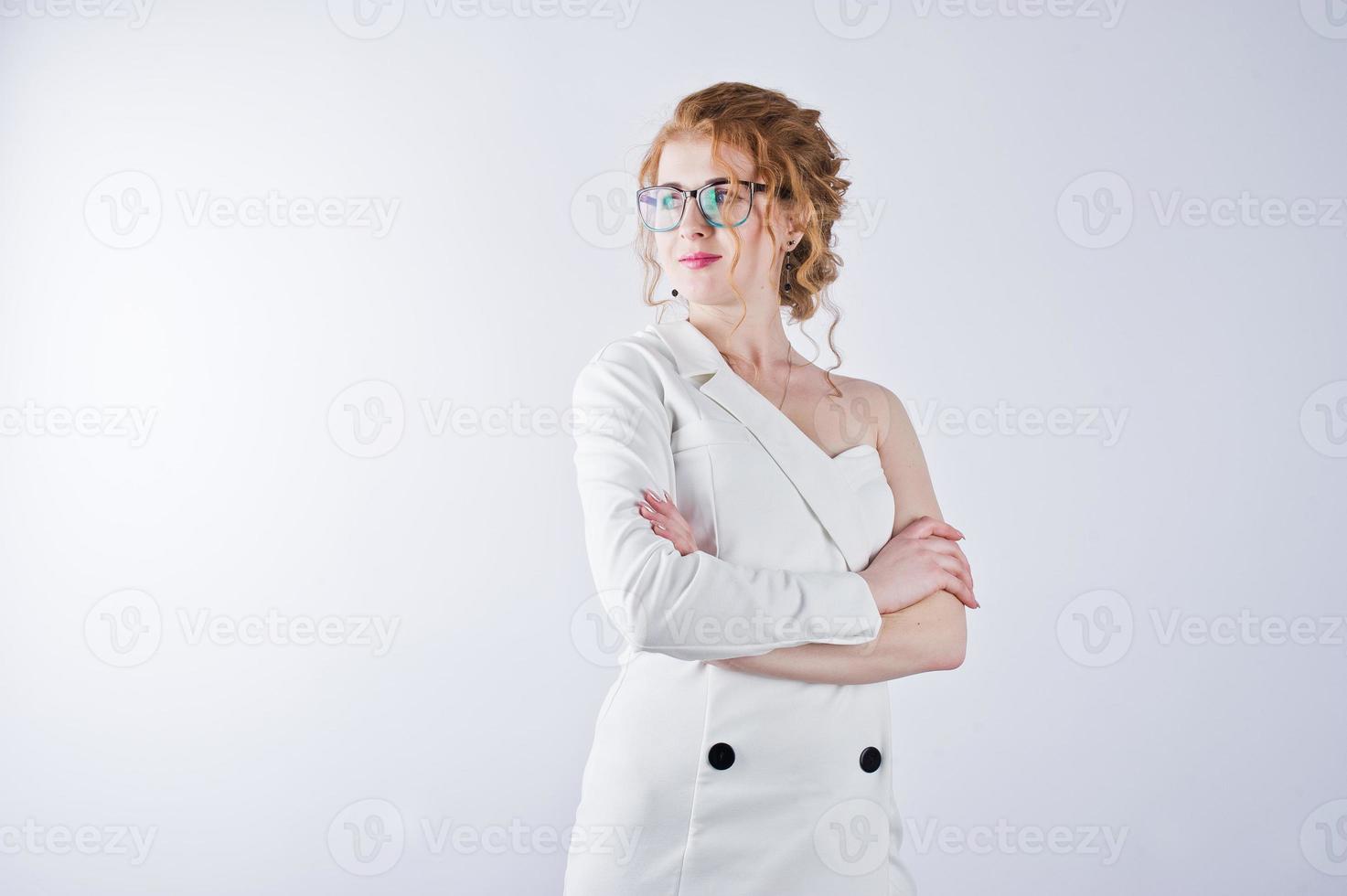 chica de pelo rizado en gafas aislado sobre fondo blanco de estudio. foto