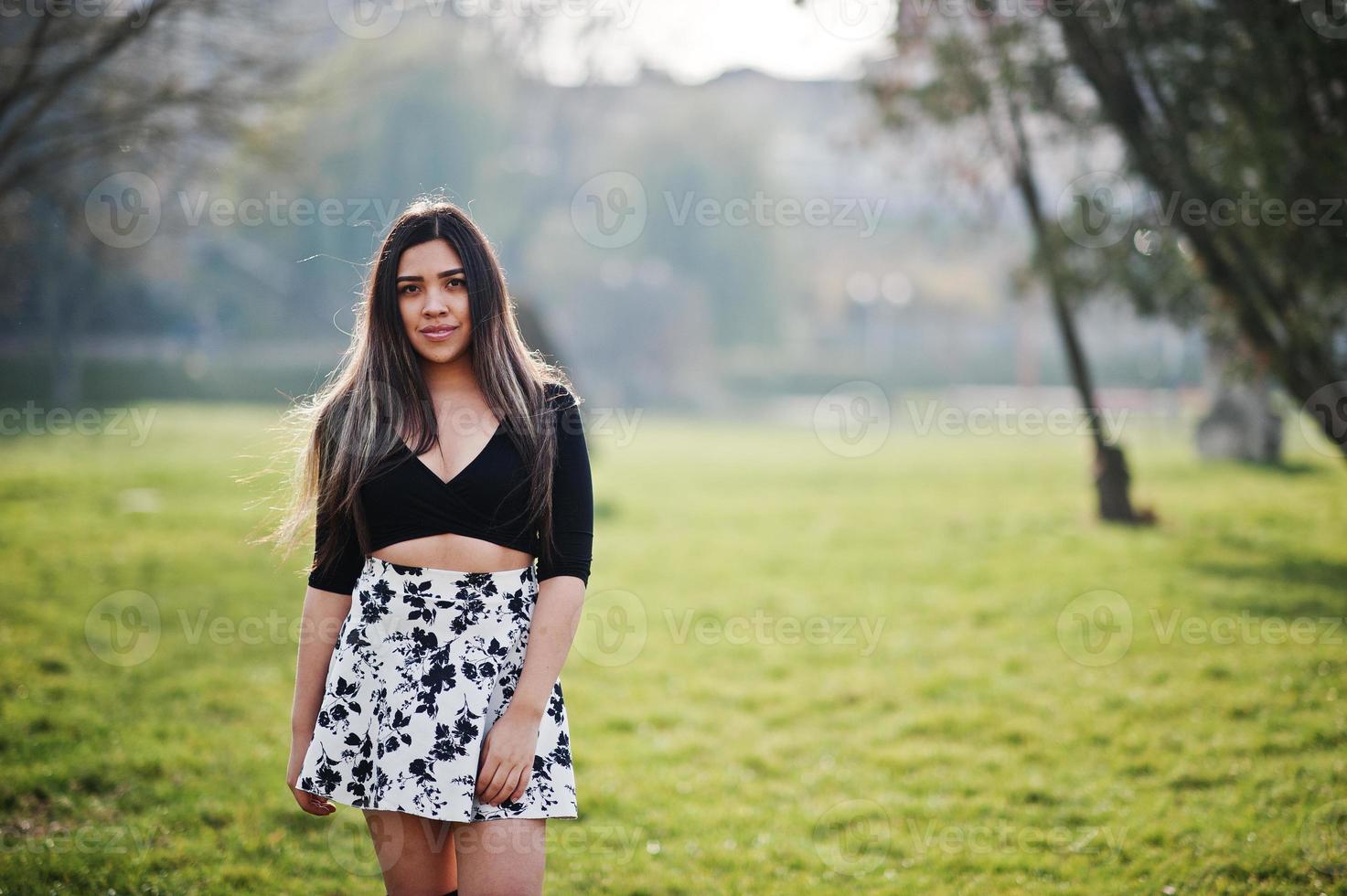 bonita chica modelo latina de ecuador usa tops negros y falda en la calle. foto