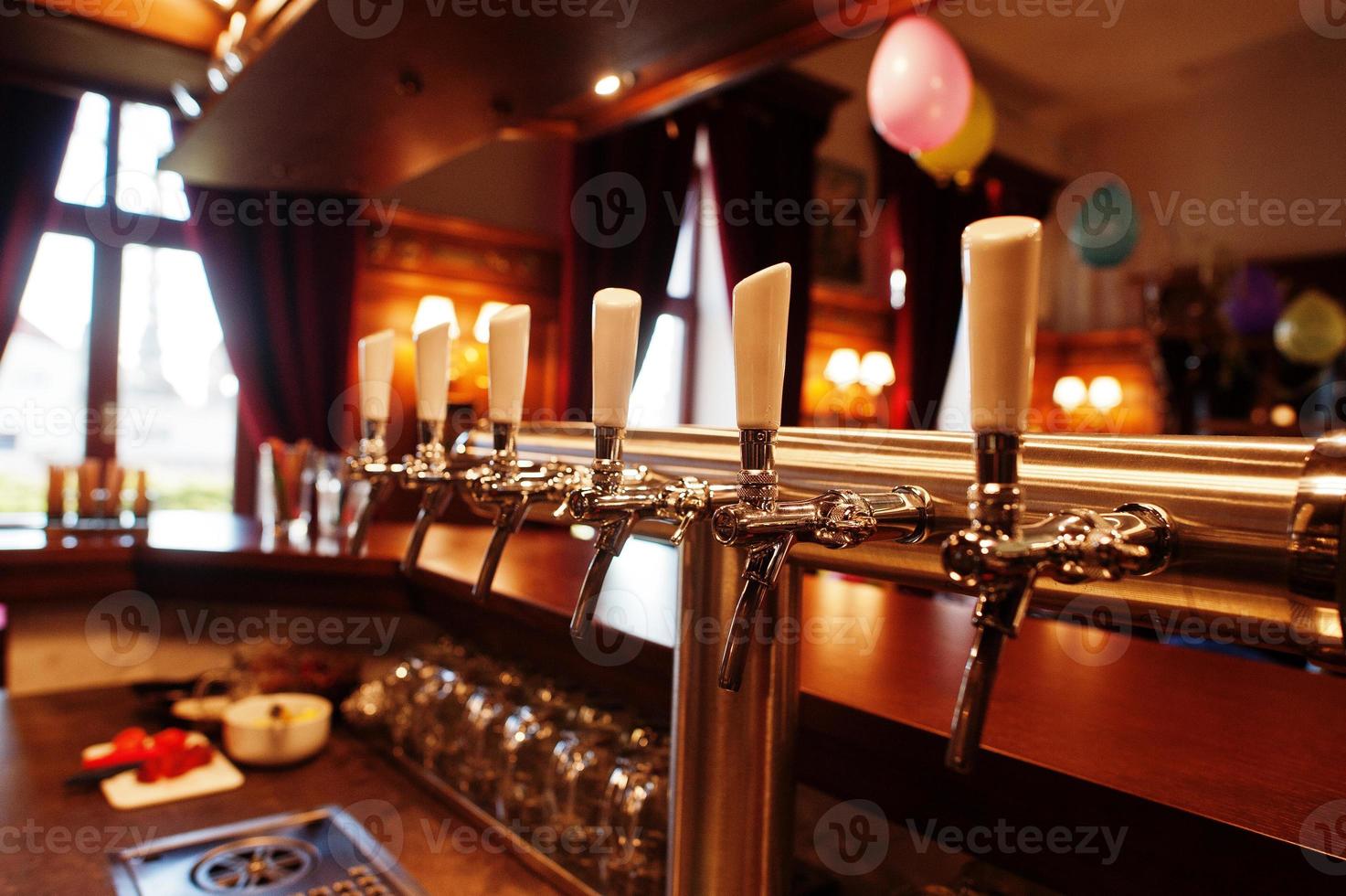 la barra de bar con aparato para grifo dispensador de cerveza. foto