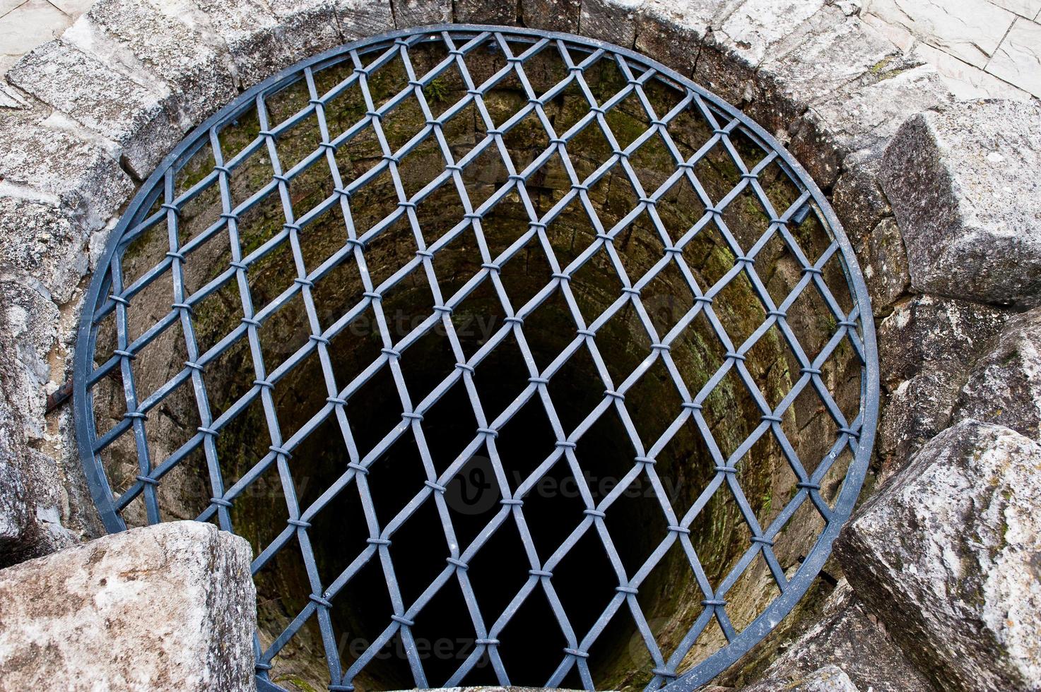 agujero especial en el suelo que conduce al túnel debajo del castillo. foto