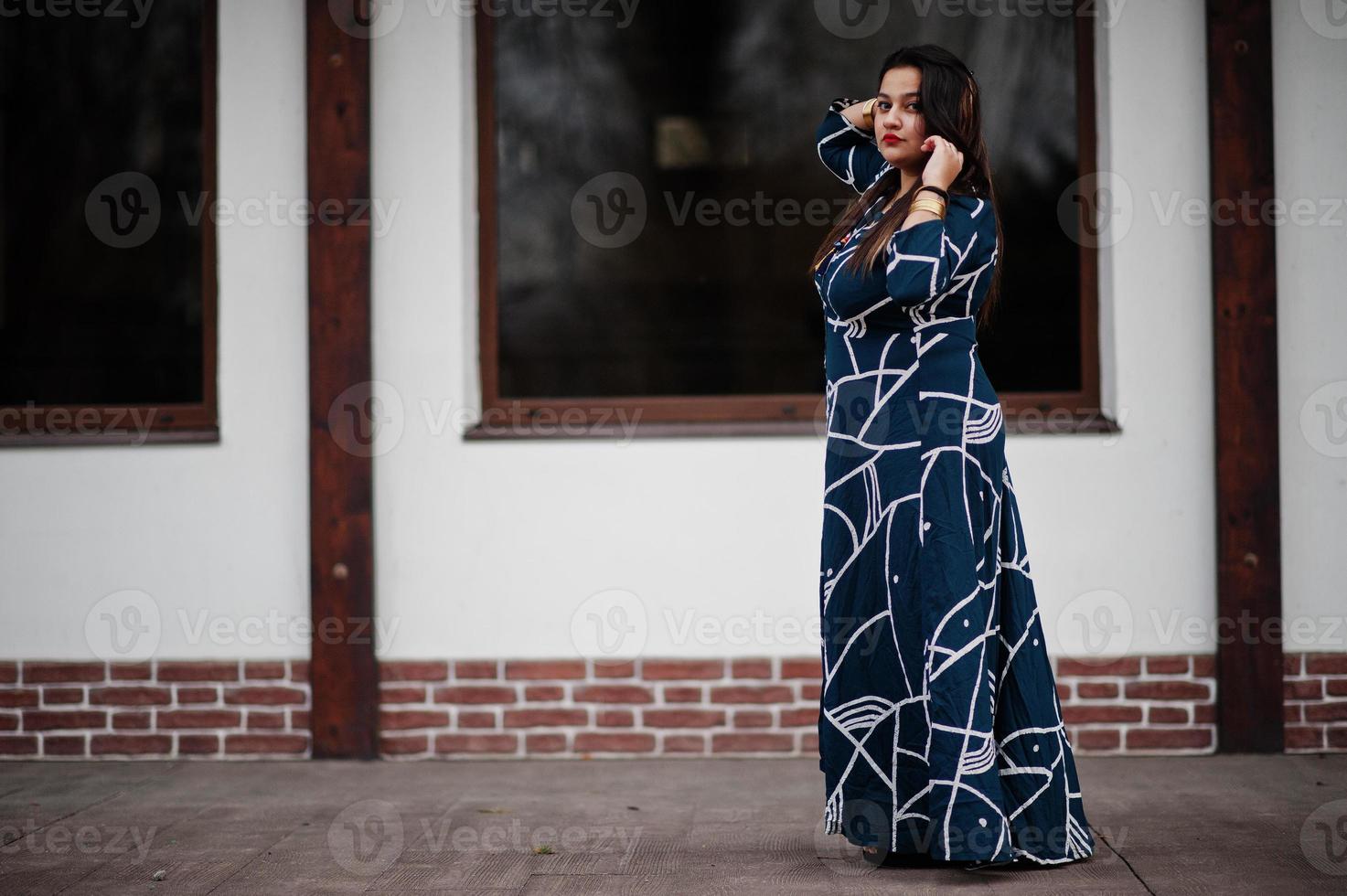 mujer india morena en vestido largo de moda posó al aire 10340490 de stock en Vecteezy