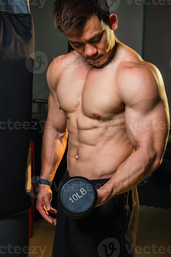 los hombres asiáticos hacen ejercicio levantando pesas o levantando pesas. concepto de fitness culturista asiático foto