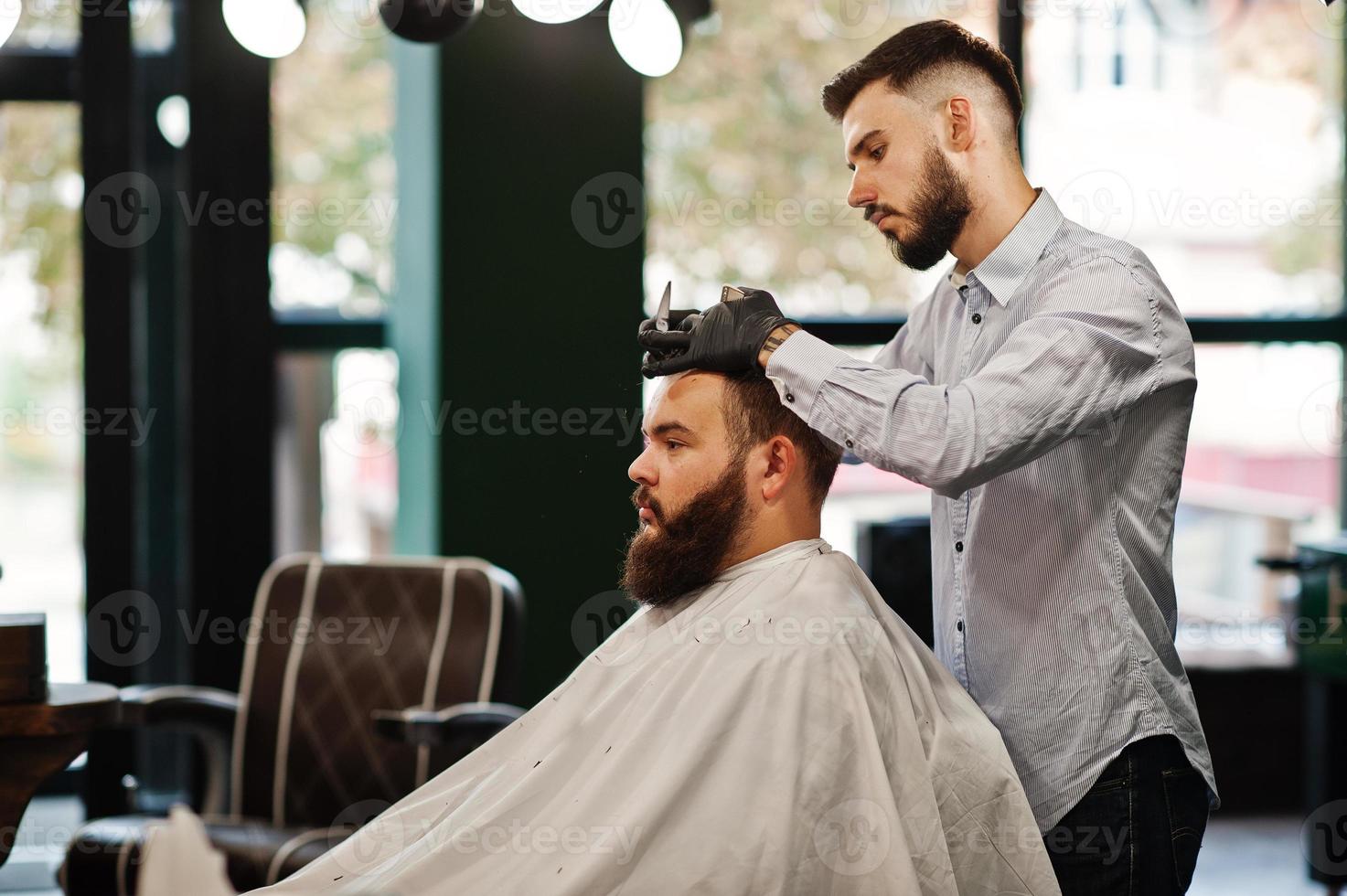 apuesto hombre barbudo en la barbería, peluquero en el trabajo