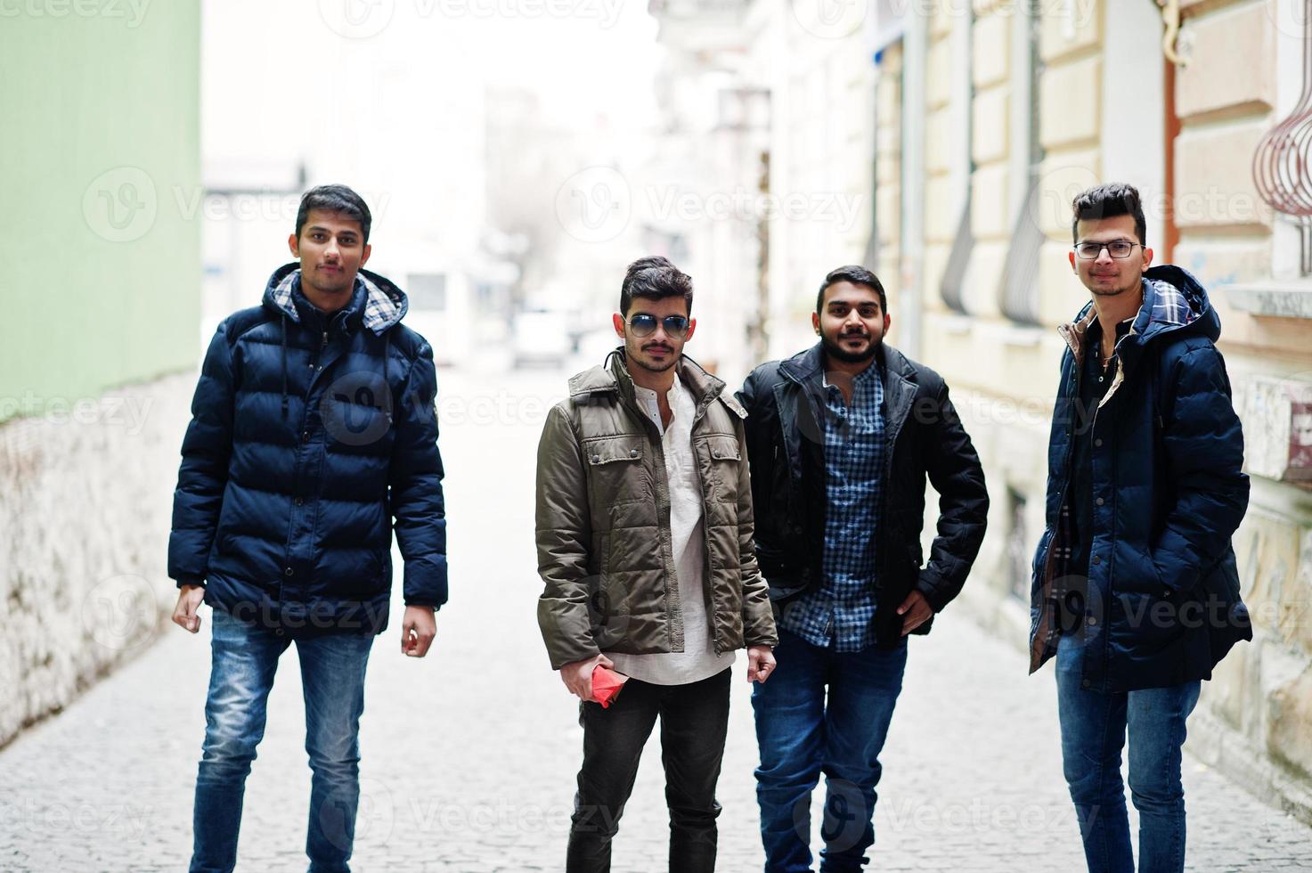 grupo de cuatro hombres de unión de amistad de etnia india en chaquetas. Clima frío en la India. foto