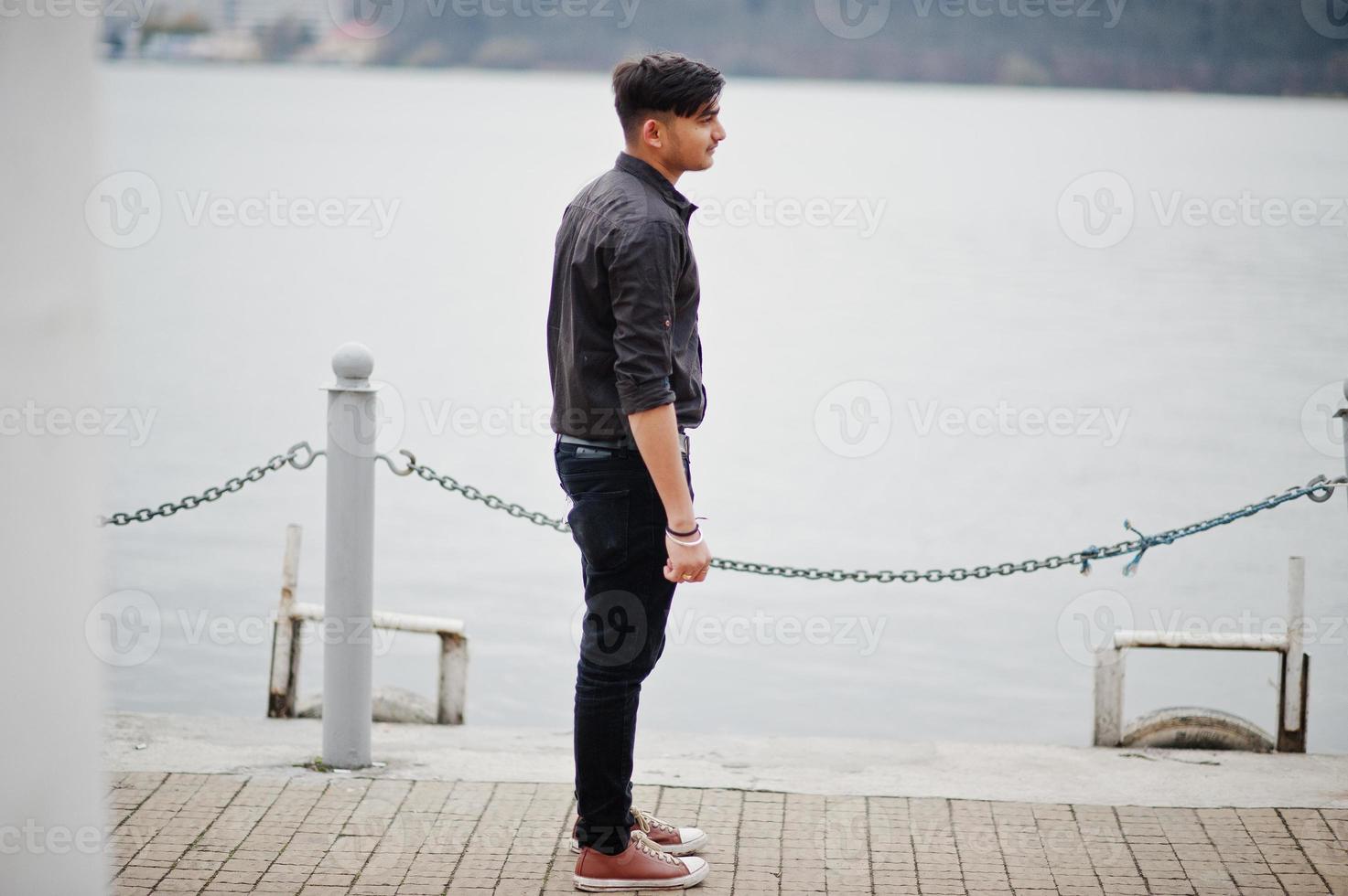 hombre indio con camisa marrón posó al aire libre. foto