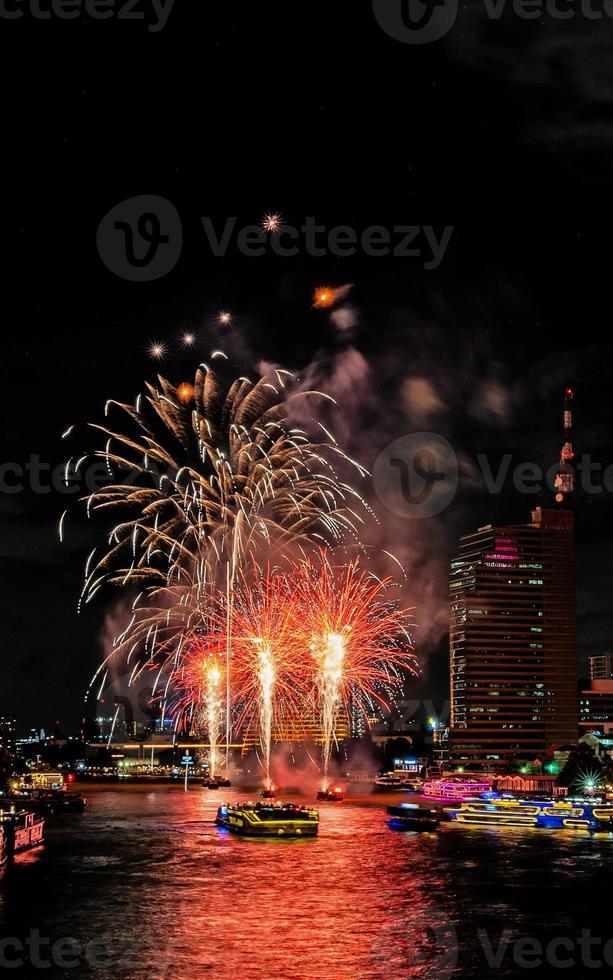 fuegos artificiales en el río en el cielo oscuro foto