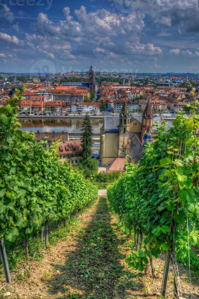 vista desde el castillo de la fortaleza de marienberg a través de las uvas hasta wurzburg, wurzburg, bayern, alemania foto