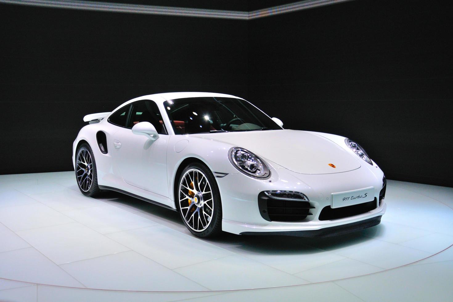 frankfurt - 14 de septiembre porsche 911 turbo s presentado como estreno mundial en la 65ª iaa internationale automobil ausstellung el 14 de septiembre de 2013 en frankfurt, alemania foto