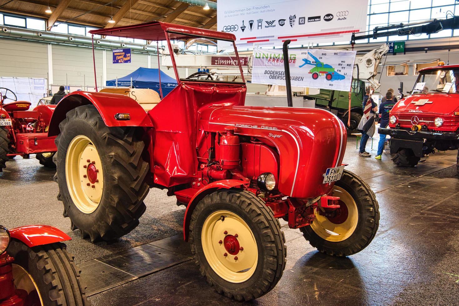 friedrichshafen - mayo de 2019 rojo porsche junior diesel super tractor 1960 en motorworld classics bodensee el 11 de mayo de 2019 en friedrichshafen, alemania foto