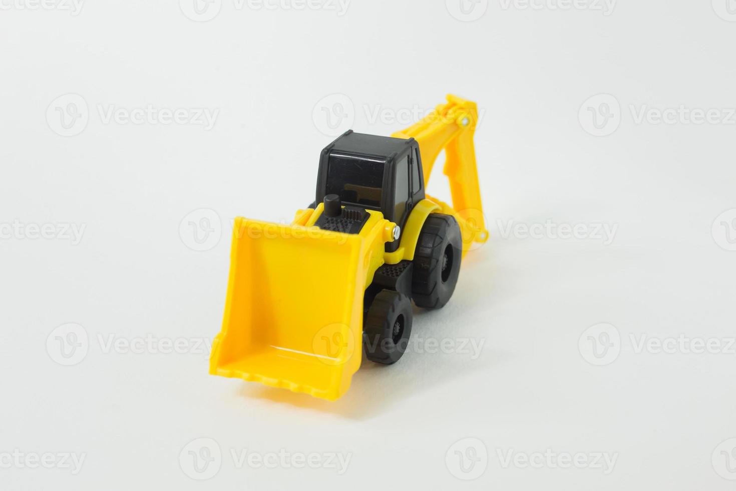 juguete de cargador de tractor amarillo sobre imagen de aislamiento de fondo blanco. foto