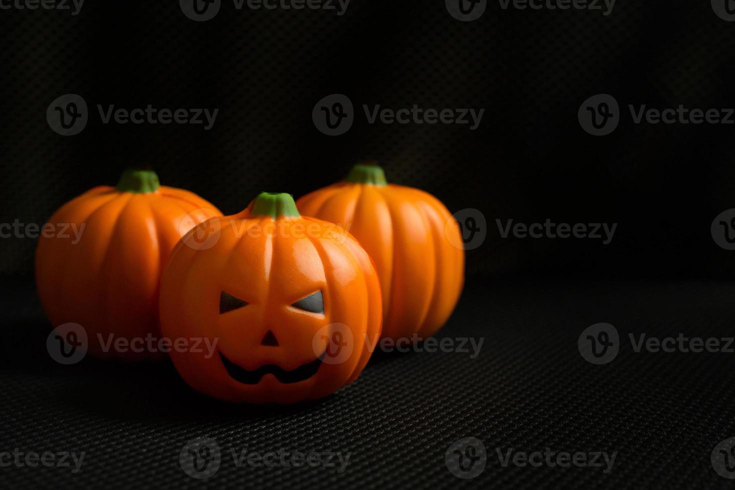 el jack de calabaza de halloween en imagen de fondo de vacaciones negro. foto