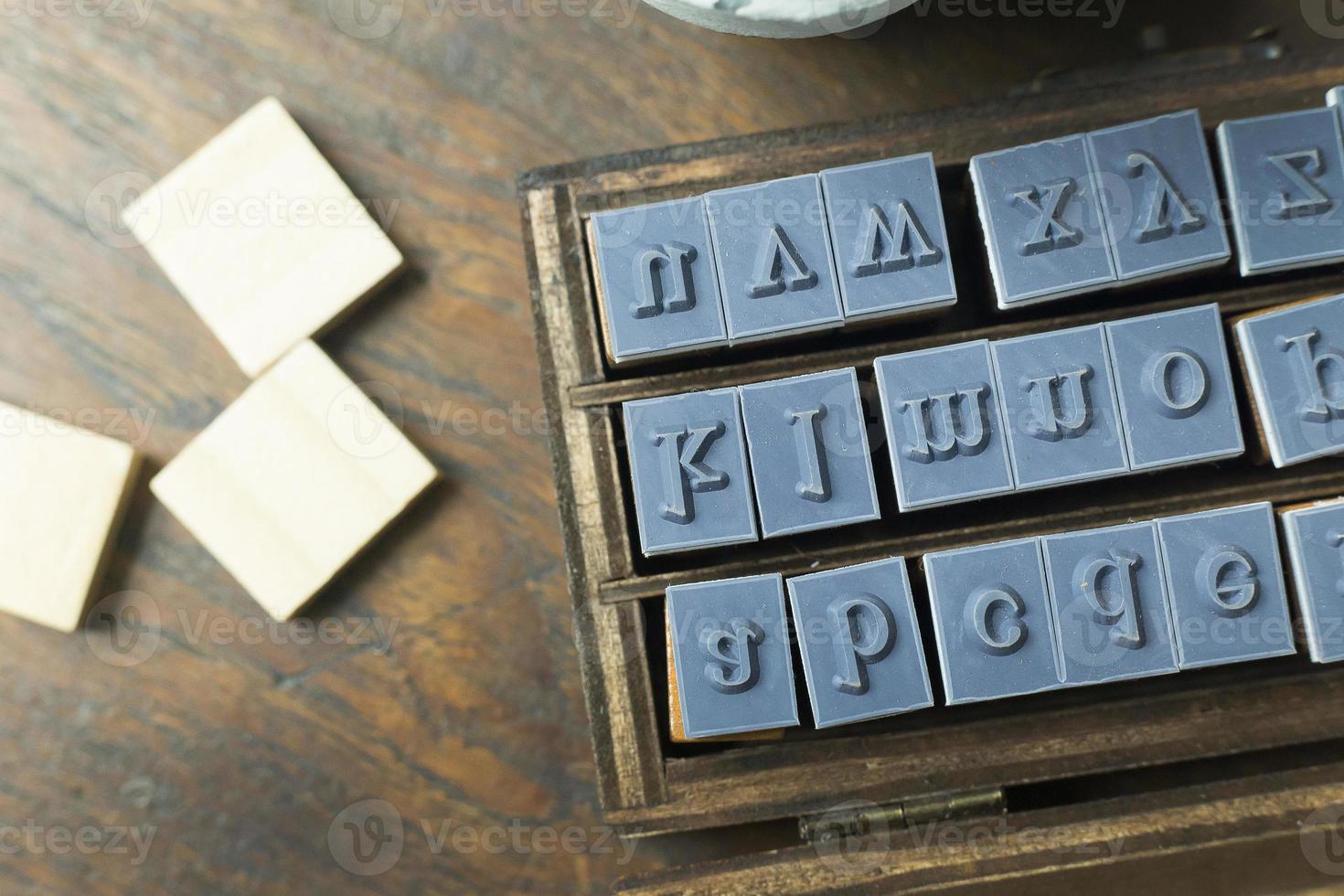 alfabeto de sello de madera imagen de primer plano para el fondo. foto