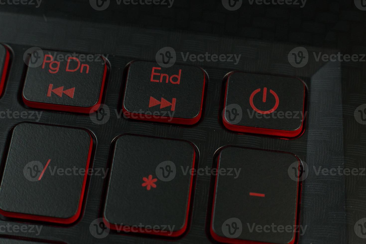 el botón de encendido rojo en la imagen del portátil con teclado. foto