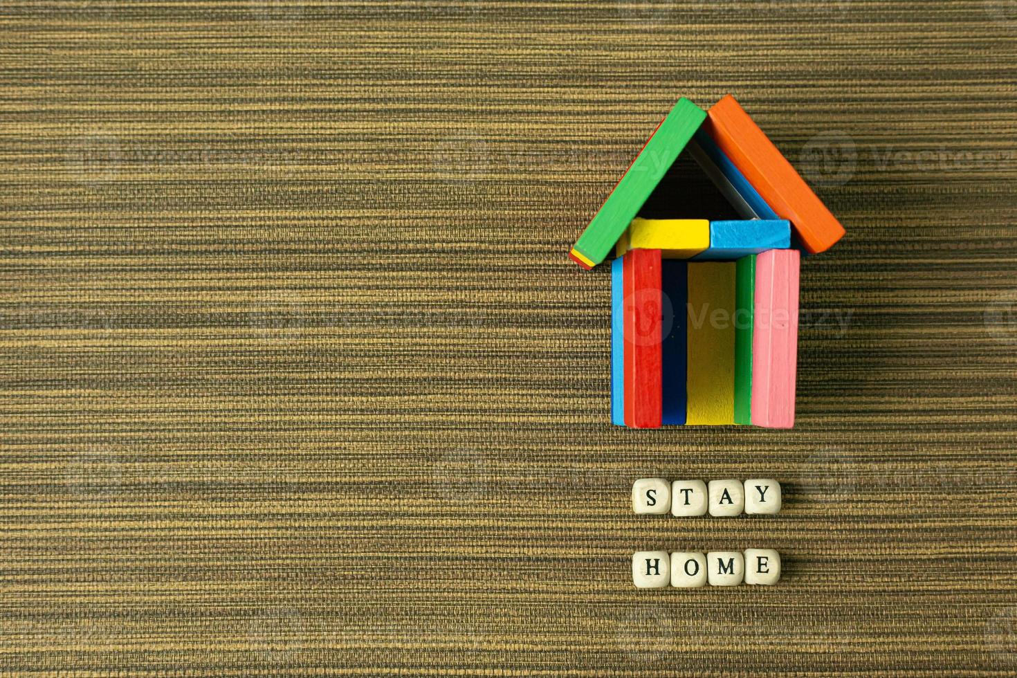 quédese en casa en cubos de madera y juguetes caseros para contenido de distanciamiento social. foto