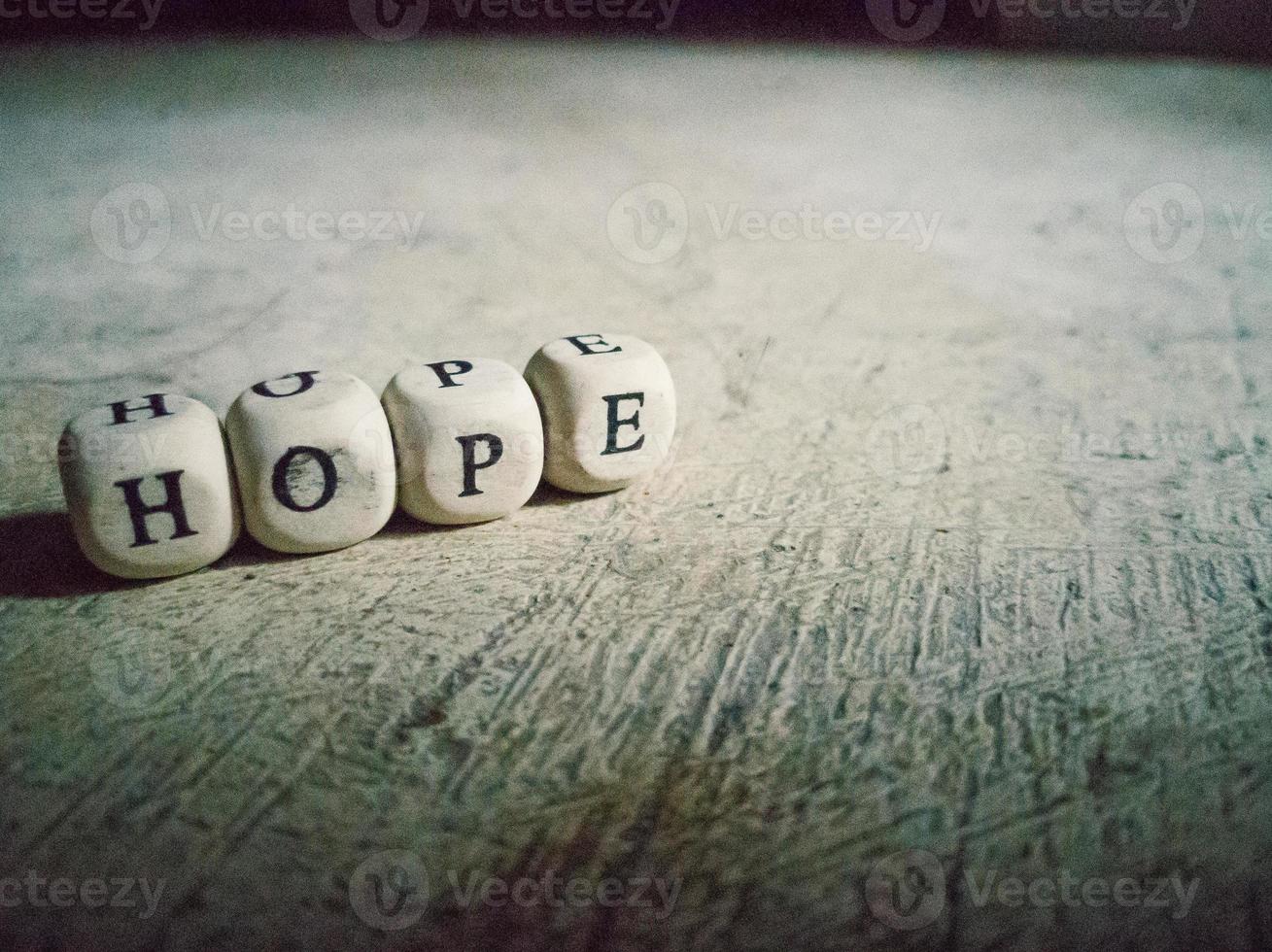 Palabra de esperanza en la imagen de primer plano del piso sucio de ladrillo de madera. foto