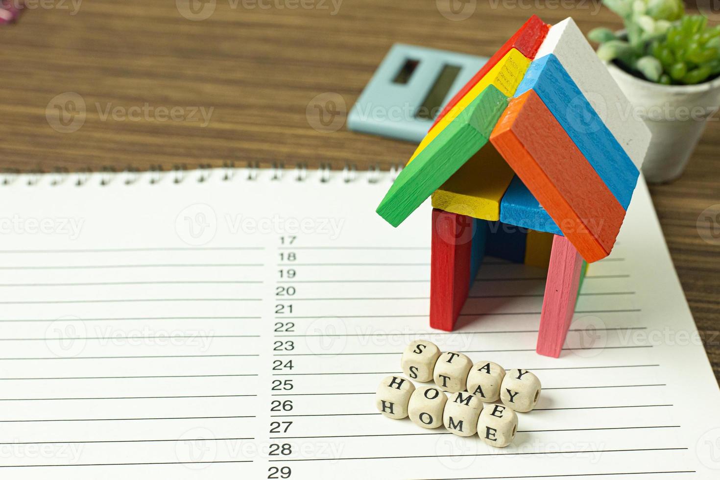 quédese en casa en cubos de madera y juguetes caseros para contenido de distanciamiento social. foto