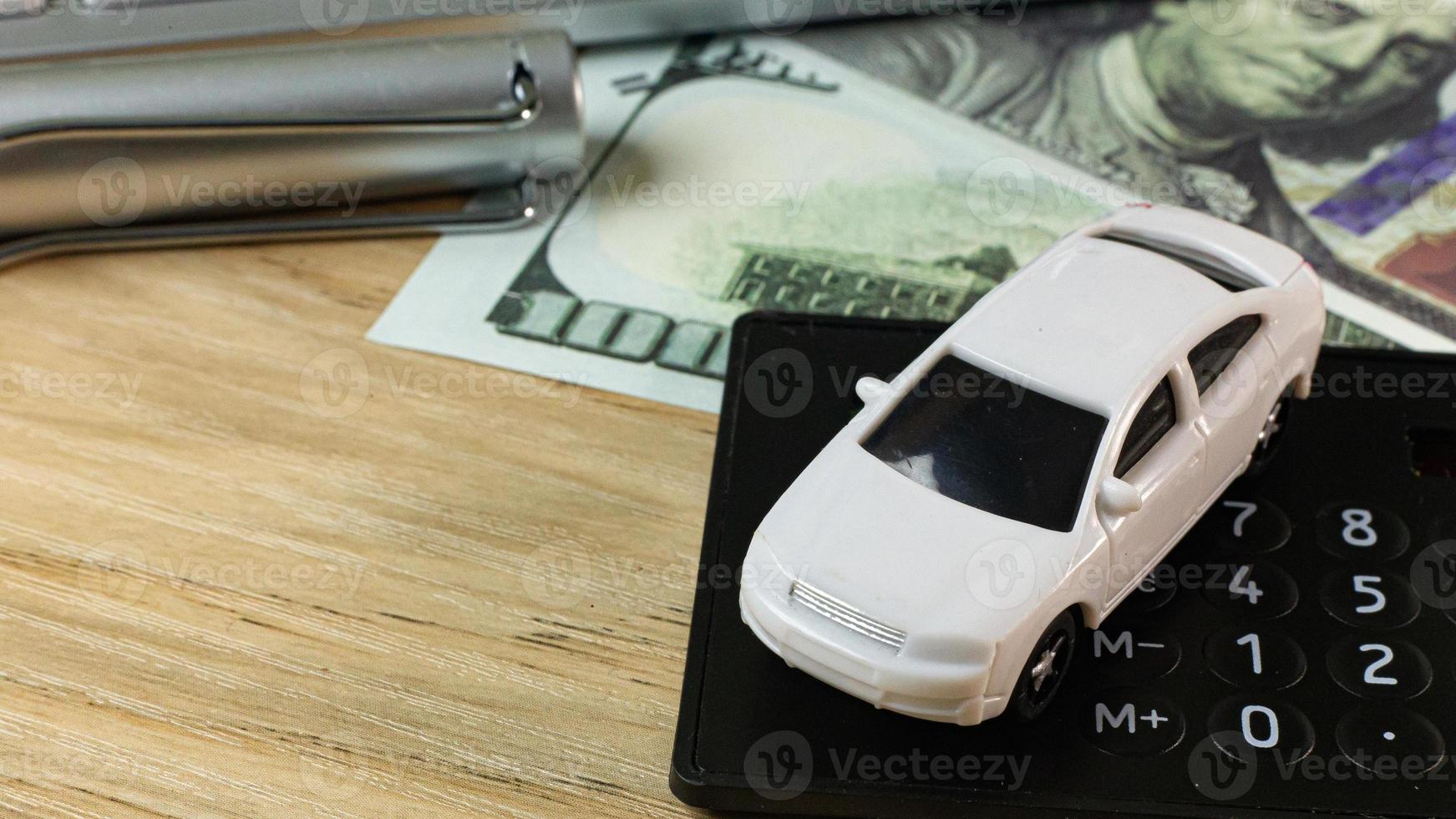 coche de juguete blanco en la mesa de la estación de trabajo en la oficina. foto