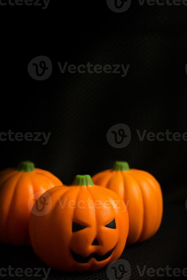 el jack de calabaza de halloween en imagen de fondo de vacaciones negro. foto