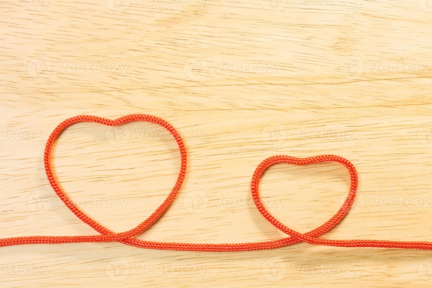 corazón de cuerda roja en placa de madera contenido de san valentín. foto