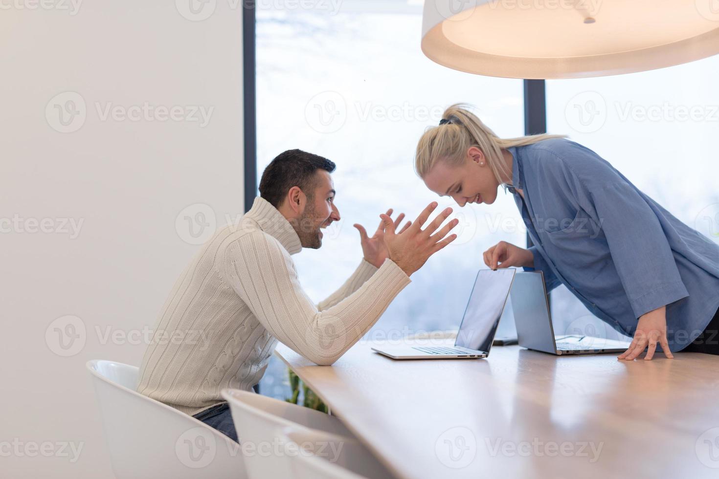 equipo de negocios de inicio en una reunión en un edificio de oficinas moderno foto