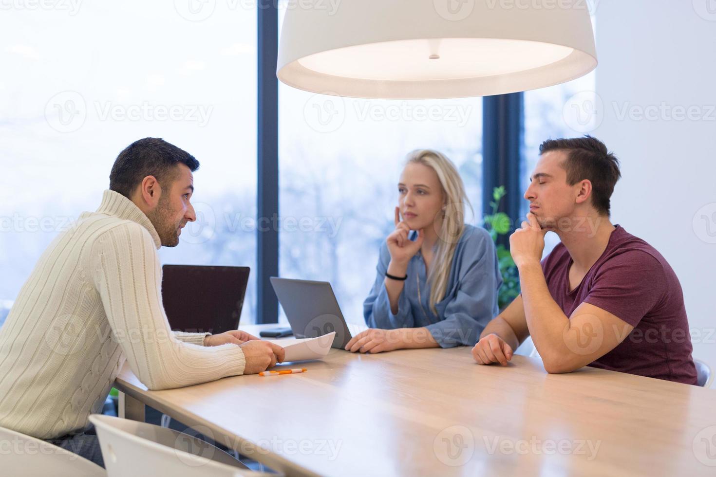 equipo de negocios de inicio en una reunión en un edificio de oficinas moderno foto