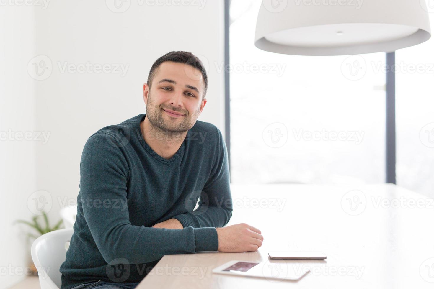 joven empresario casual usando un teléfono inteligente foto