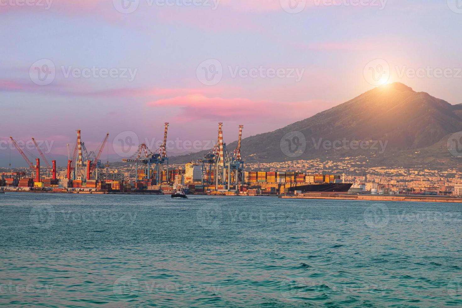 buques de carga de contenedores en el puerto de nápoles de italia y el muelle industrial terminal para el envío de mercancías foto