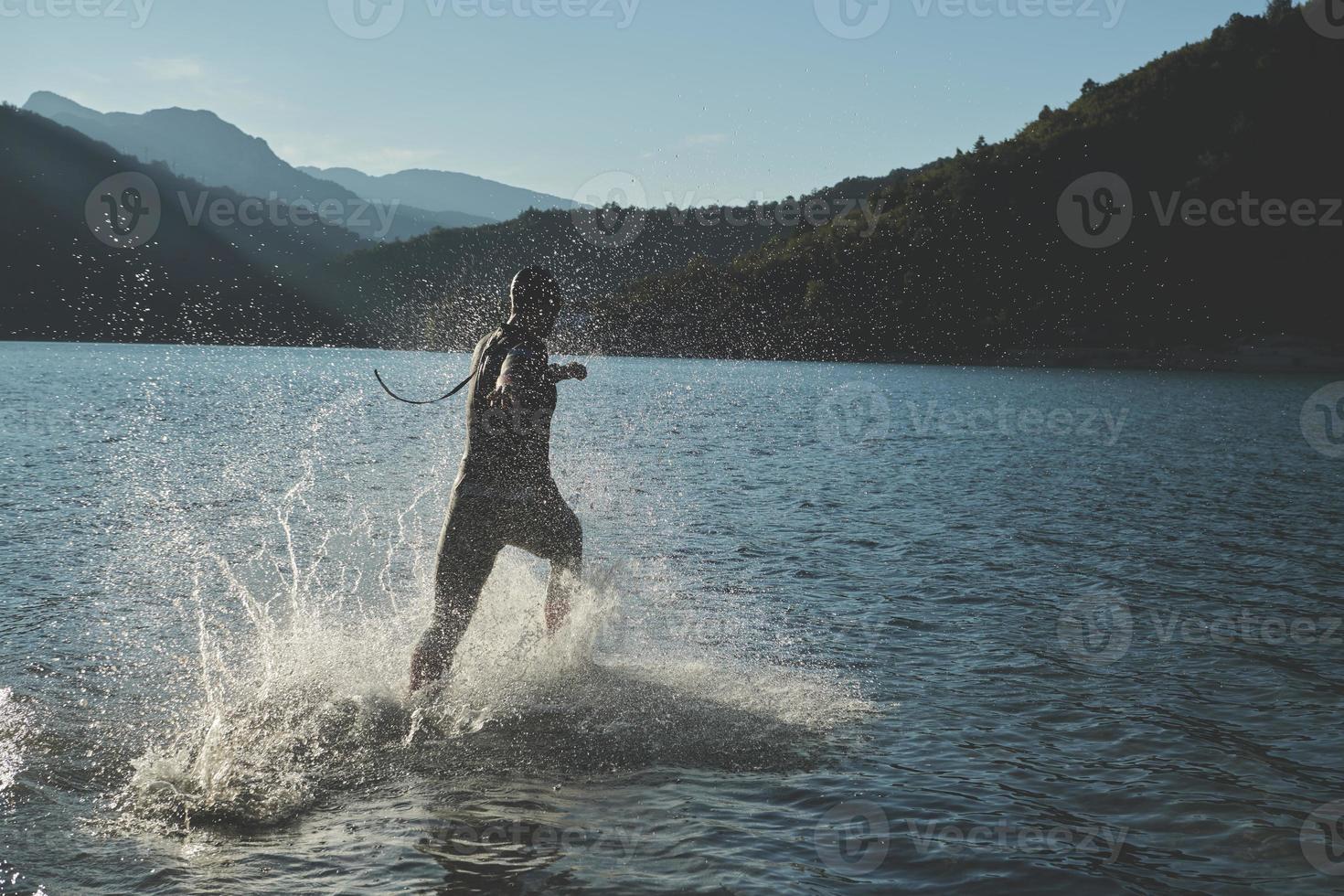 atleta de triatlón comenzando a nadar en el lago foto