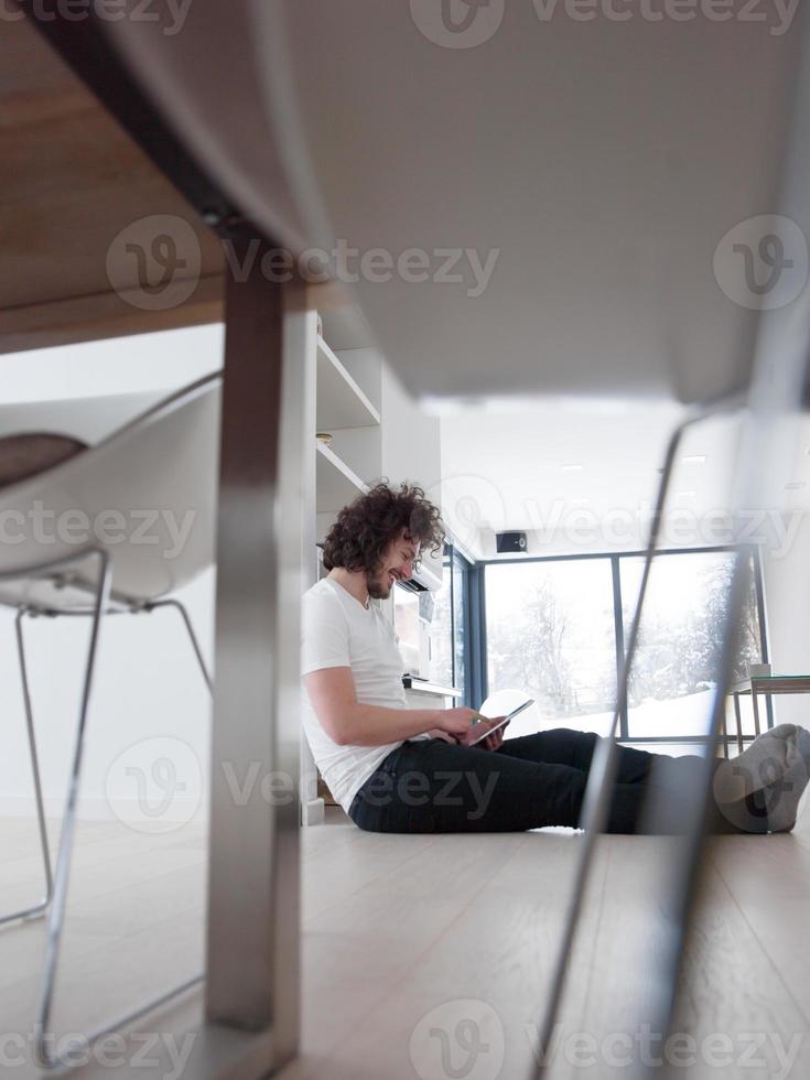 joven usando una tableta en casa foto